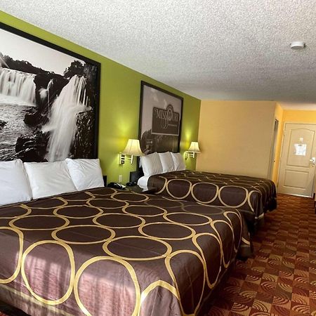 Super 8 By Wyndham Lake Of The Ozarks Eldon Bagian luar foto