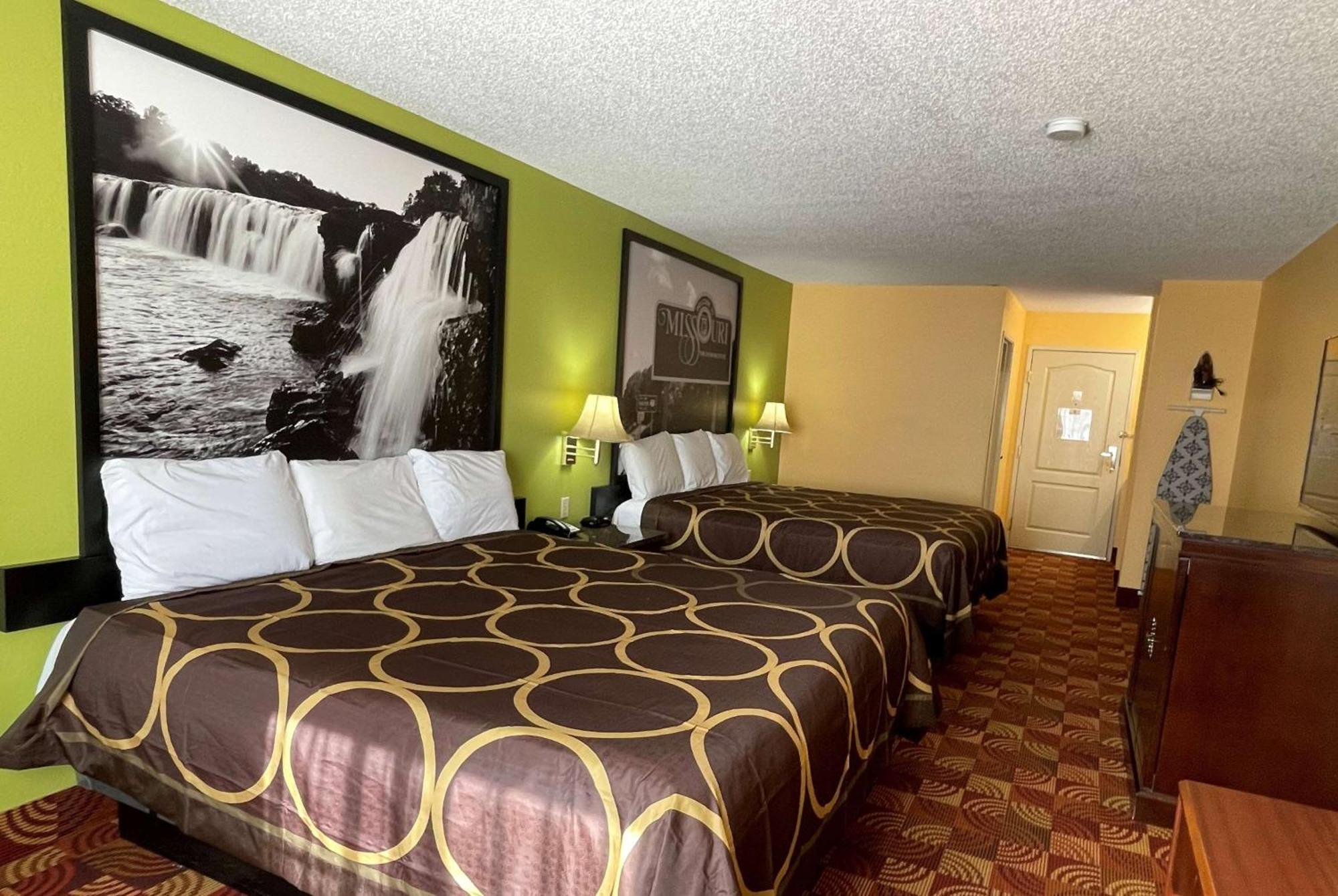 Super 8 By Wyndham Lake Of The Ozarks Eldon Bagian luar foto