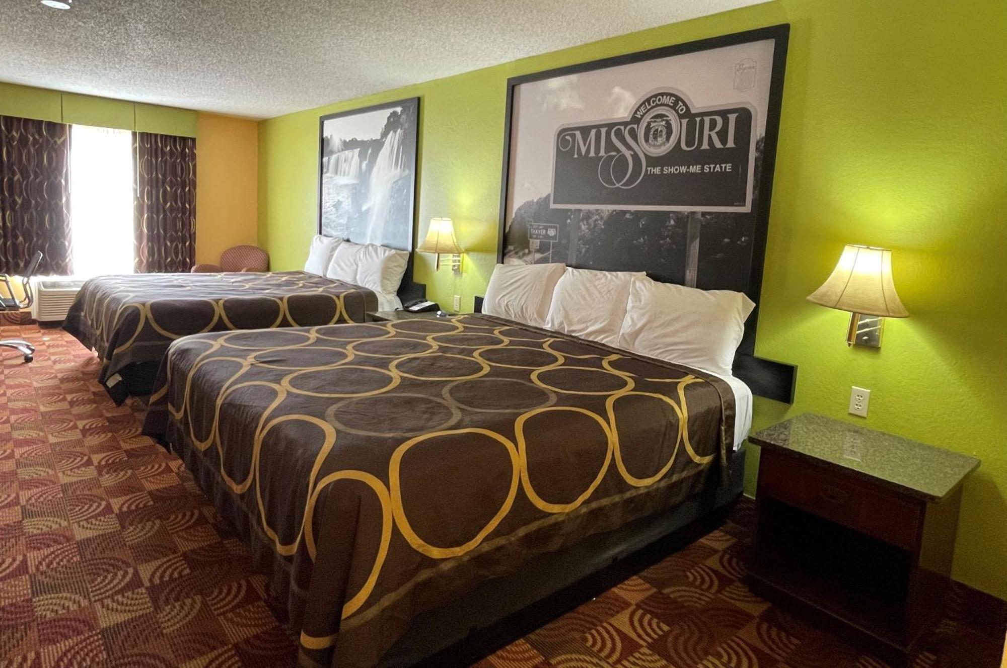 Super 8 By Wyndham Lake Of The Ozarks Eldon Bagian luar foto