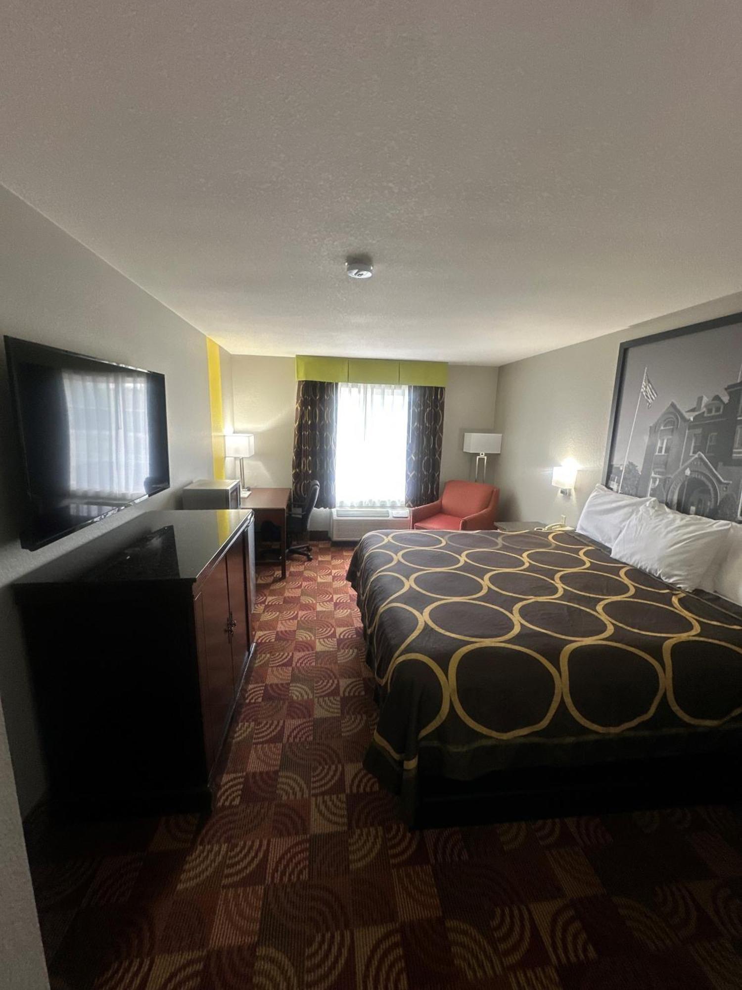 Super 8 By Wyndham Lake Of The Ozarks Eldon Bagian luar foto
