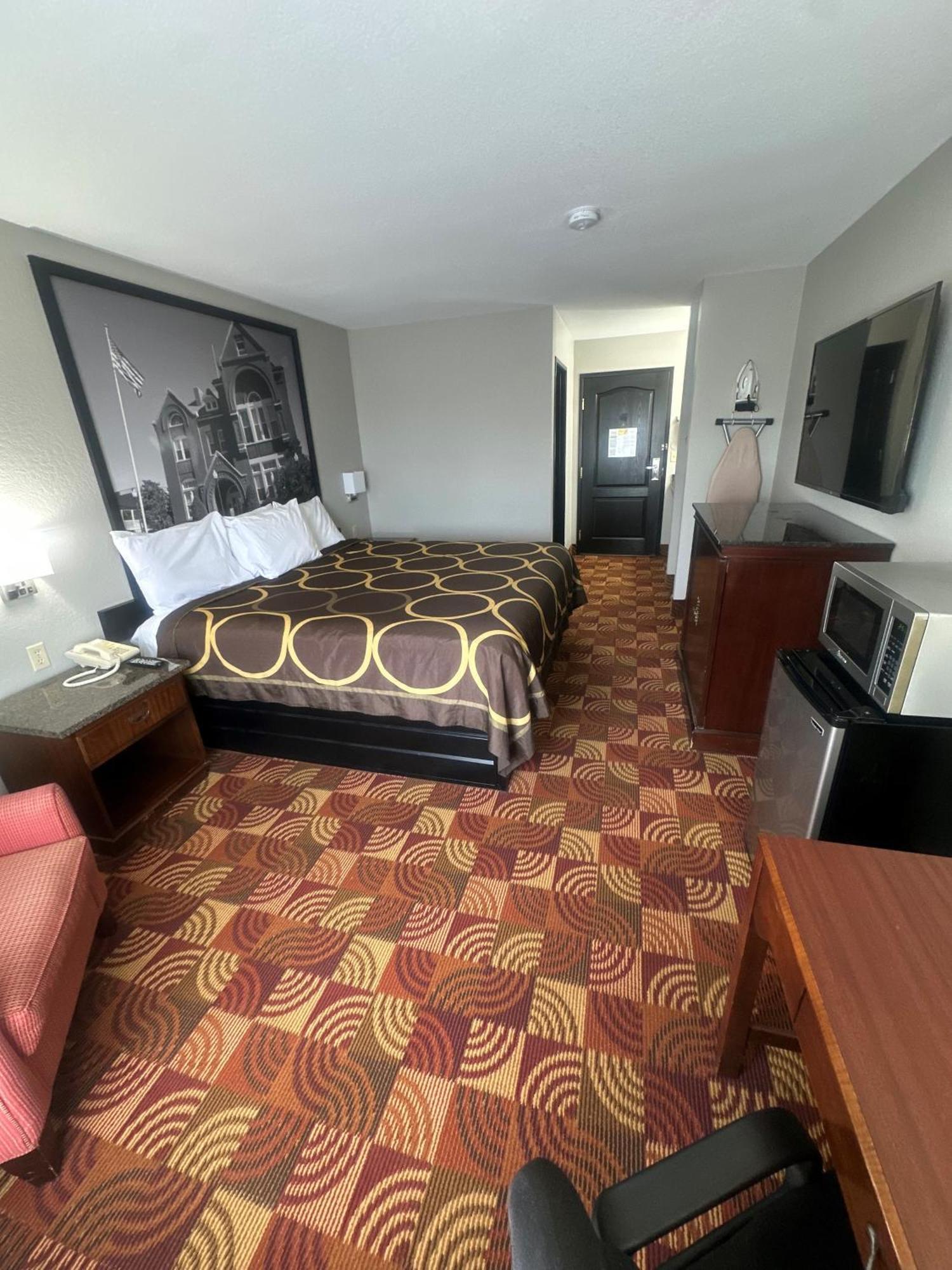 Super 8 By Wyndham Lake Of The Ozarks Eldon Bagian luar foto