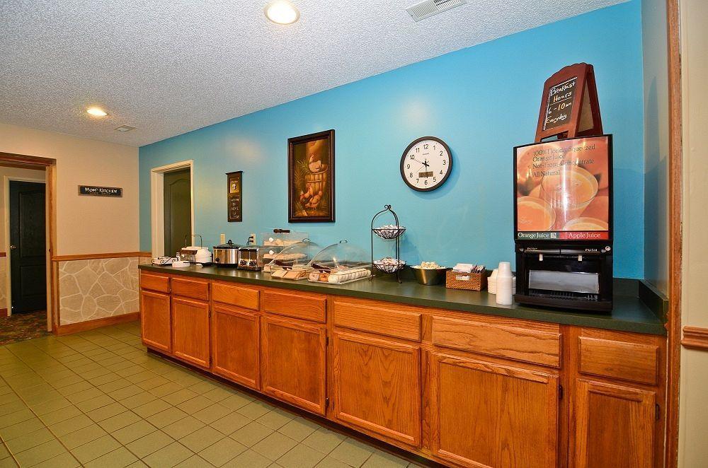 Super 8 By Wyndham Lake Of The Ozarks Eldon Bagian luar foto