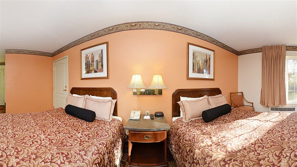 Super 8 By Wyndham Lake Of The Ozarks Eldon Bagian luar foto