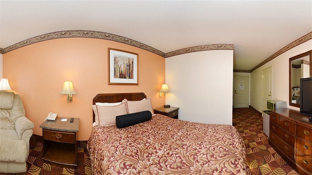 Super 8 By Wyndham Lake Of The Ozarks Eldon Bagian luar foto