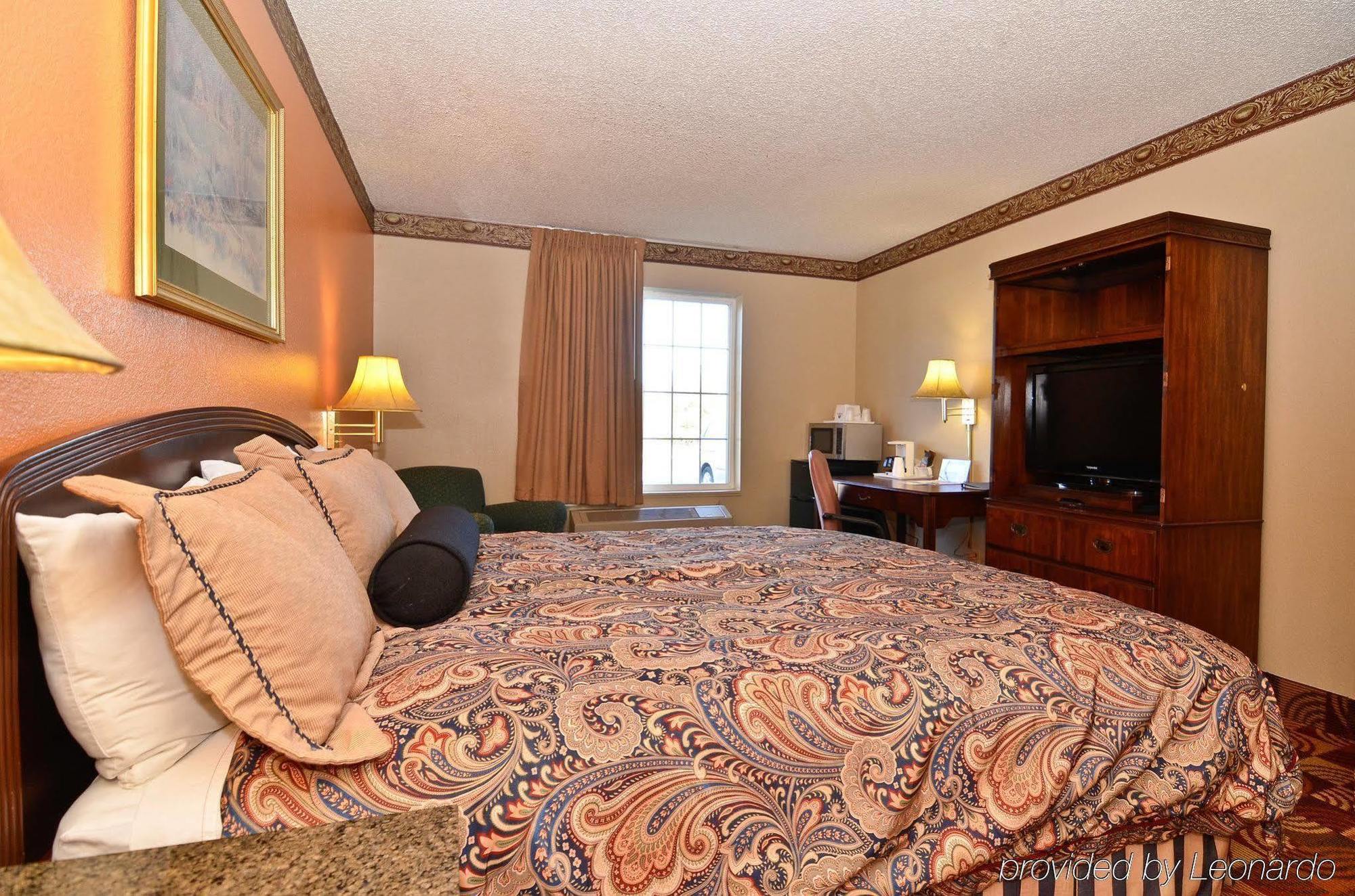 Super 8 By Wyndham Lake Of The Ozarks Eldon Bagian luar foto