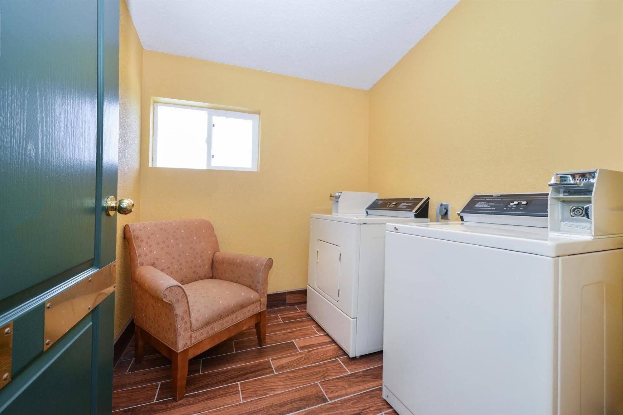Super 8 By Wyndham Lake Of The Ozarks Eldon Bagian luar foto
