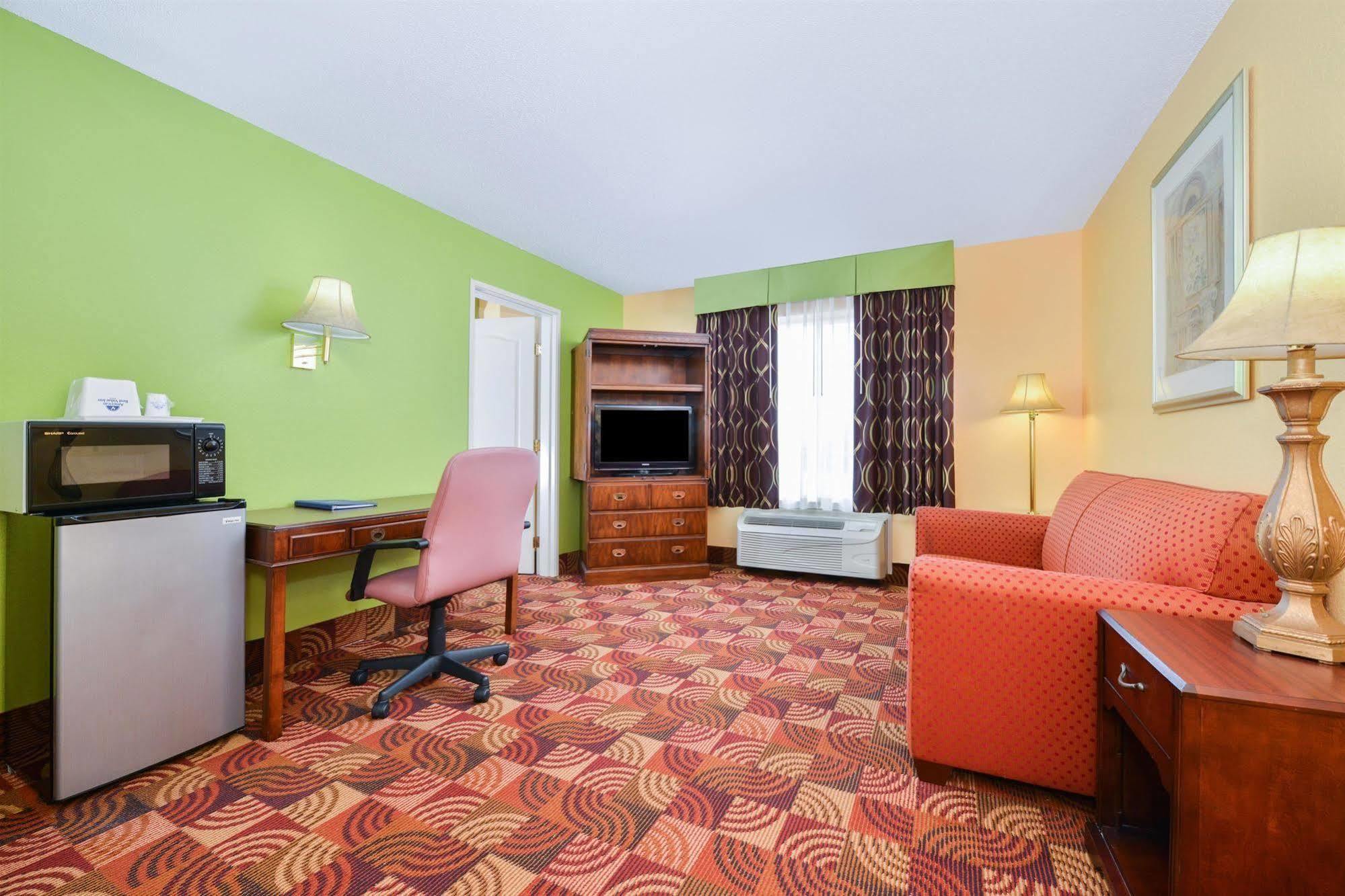 Super 8 By Wyndham Lake Of The Ozarks Eldon Bagian luar foto